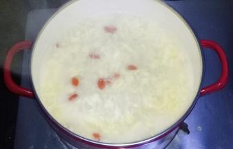 加入枸杞，关火