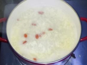 加入枸杞，关火