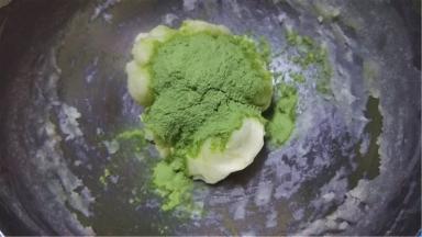 取一部分面团加入抹茶粉