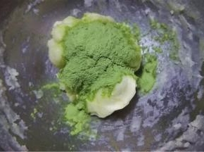 取一部分面团加入抹茶粉