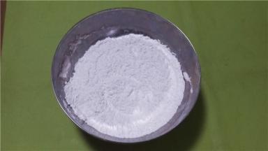 将糯米粉、粘米粉和澄粉称量好后混合拌匀。