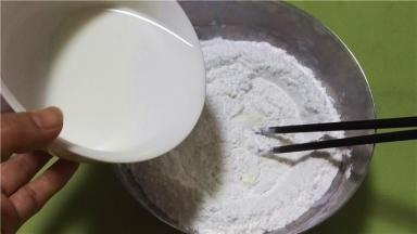 加入牛奶搅拌均匀
