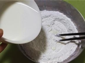 加入牛奶搅拌均匀