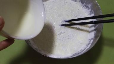 再加入淡奶油搅拌均匀