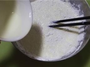 再加入淡奶油搅拌均匀