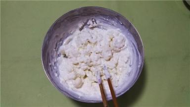 上面盖上保鲜膜或碟子，以防水气进入。上锅蒸25分钟，中间拿出来搅拌一次