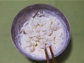 上面盖上保鲜膜或碟子，以防水气进入。上锅蒸25分钟，中间拿出来搅拌一次