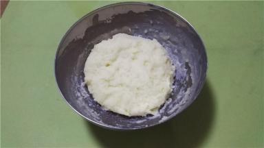 成为平滑的面团后盖上保鲜膜自然晾凉。