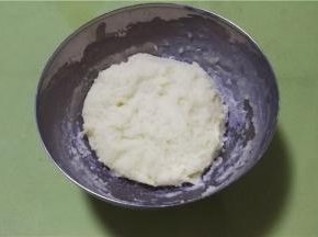 成为平滑的面团后盖上保鲜膜自然晾凉。