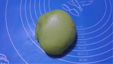 充分揉匀成绿色面团