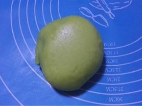 充分揉匀成绿色面团