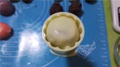 将坯料放入月饼模具中