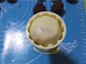 将坯料放入月饼模具中