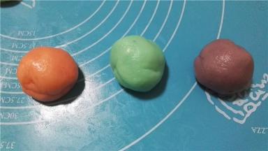 再各取一小块面团，分别加入紫薯粉、草莓粉等制成其它彩色面团