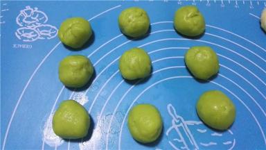 将绿色面团分成20克一个