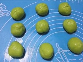 将绿色面团分成20克一个
