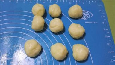 白色面团也分成20克一个