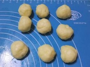 白色面团也分成20克一个