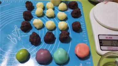 将豆沙馅分成30克一个