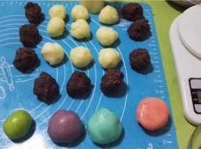 将豆沙馅分成30克一个