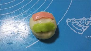 上面再分别放上粉色和绿色小面片