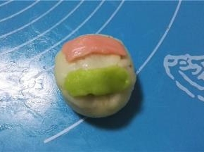 上面再分别放上粉色和绿色小面片