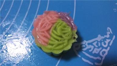 上面放上一片粉色面团，按压成型