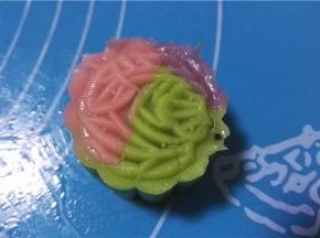 上面放上一片粉色面团，按压成型