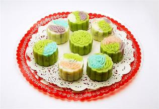 五彩冰皮月饼很是吸引人吧