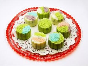 五彩冰皮月饼很是吸引人吧