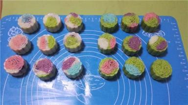 随意搭配，全面制作完成的彩色月饼