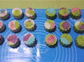 随意搭配，全面制作完成的彩色月饼