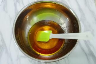 将转换糖浆、枧水、花生油倒入碗中，用手动打蛋器搅拌均匀