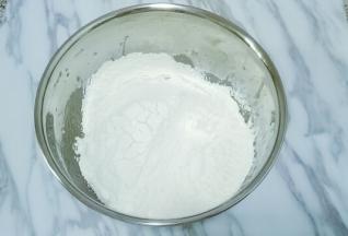 将中筋面粉过筛到糖浆里