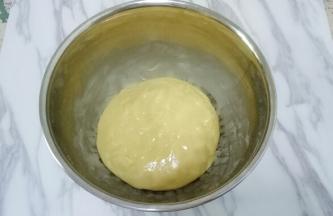 用刮刀搅拌均匀成为面团