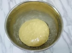 用刮刀搅拌均匀成为面团