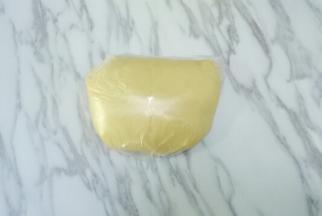 刚拌好的面团很黏，将面团放入保鲜袋中，放冰箱冷藏2小时