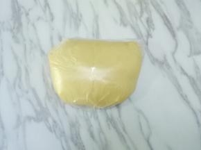 刚拌好的面团很黏，将面团放入保鲜袋中，放冰箱冷藏2小时