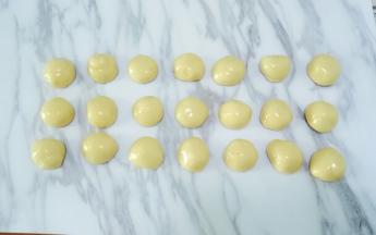 将面团分成20克一份