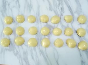 将面团分成20克一份