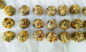 两五仁馅分成30克（大部分皮和馅是按2:8或者3:7比例分的）看自己喜好，我没按比例分