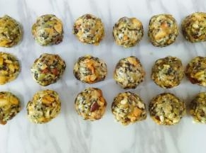 两五仁馅分成30克（大部分皮和馅是按2:8或者3:7比例分的）看自己喜好，我没按比例分