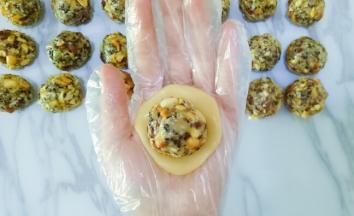 将五仁馅放在饼皮上