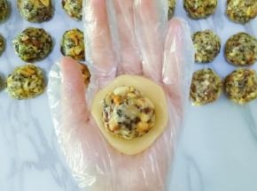 将五仁馅放在饼皮上