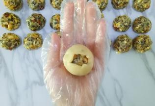 慢慢的推动面皮，使皮包裹在馅上