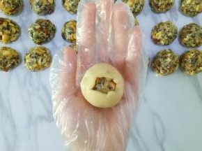 慢慢的推动面皮，使皮包裹在馅上