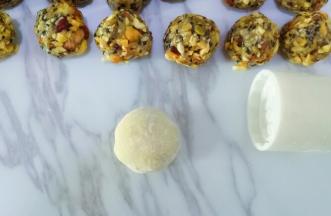 做好的月饼胚在熟粉中滚一圈