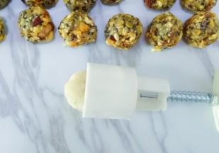 放入月饼模具中