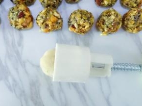 放入月饼模具中