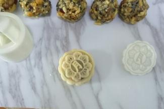 压出月饼形状，依次做完所有